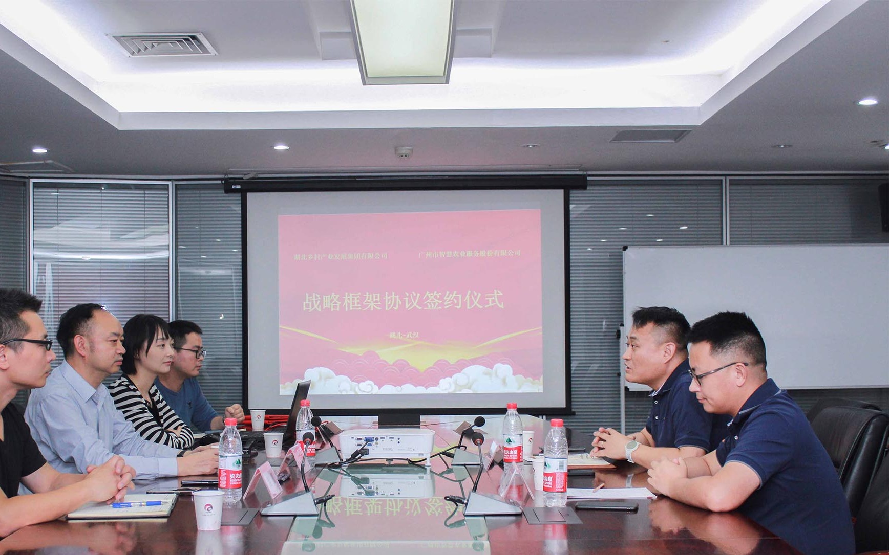 Z6·尊龙凯时与湖北乡村产业集团签署战略合作框架协议